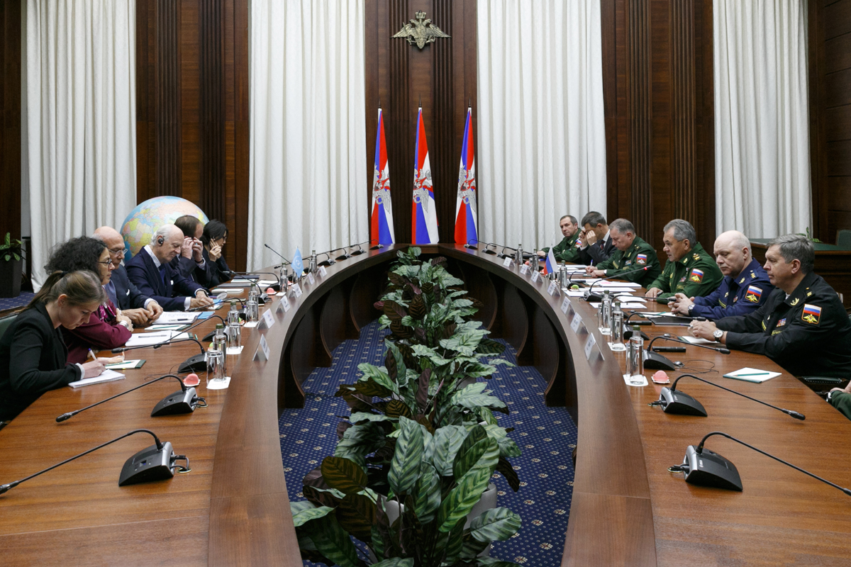 Министр обороны России провел в Москве встречу со спецпредставителем генерального секретаря ООН по Сирии