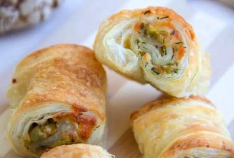 Слоеные рулетики с сыром и зеленью