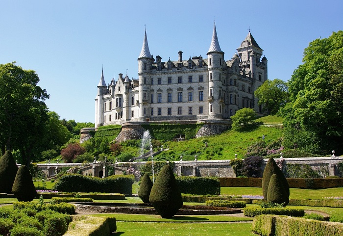 Возведен замок примерно в 1401 г., но в 1845 г. известный европейский архитектор сэр Чарльз Барри организовал грандиозную перестройку, превратив это сооружение в роскошный особняк. При этом он использовал шотландский баронский архитектурный стиль.