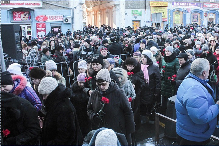 На панихиду по погибшим от обстрела ВСУ пассажирам собрался весь Донецк