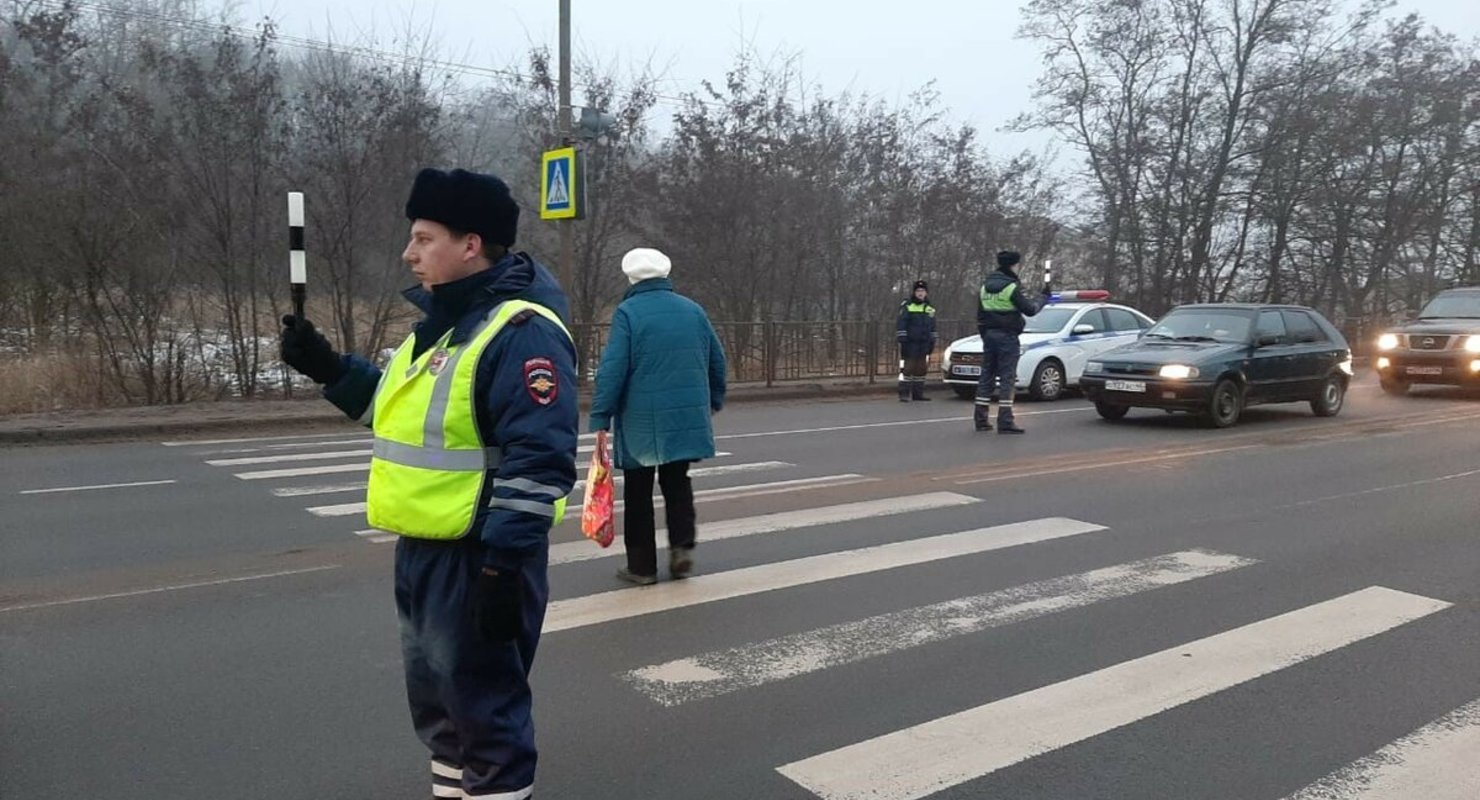 Пропустить проходить. ДПС И пешеход. Нарушение дорожного движения. Пешеходный переход ГИБДД. Пешеход ГИБДД.