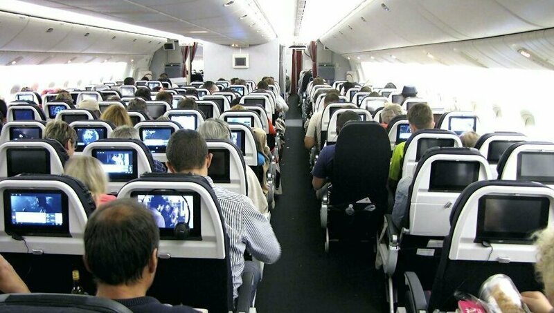 Пассажирку самолета возмутил мужчина, который путешествовал в одних трусах Пассажирку самолета возмутил мужчина, который путешествовал в одних трусах