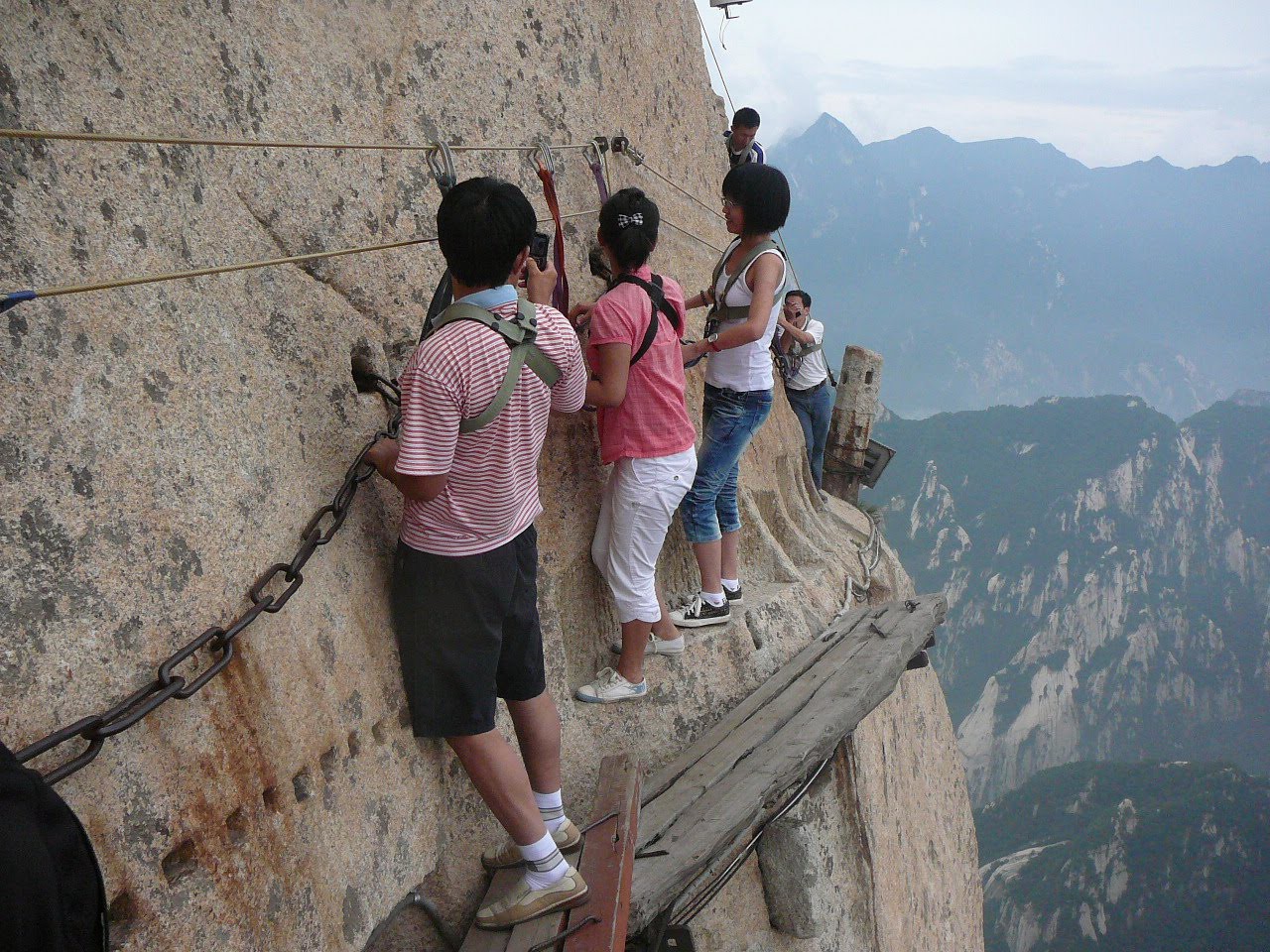 Тропа смерти (Huashan Mountain). Слабонервным лучше даже не смотреть. Тропа смерти (Huashan Mountain). Слабонервным лучше даже не смотреть.