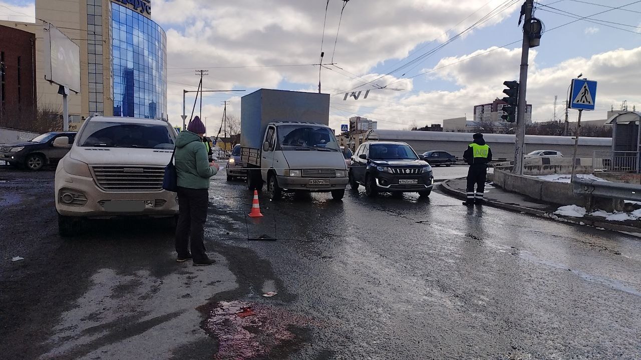 В Новосибирске внедорожник насмерть сбил 71-летнюю женщину на пешеходном переходе