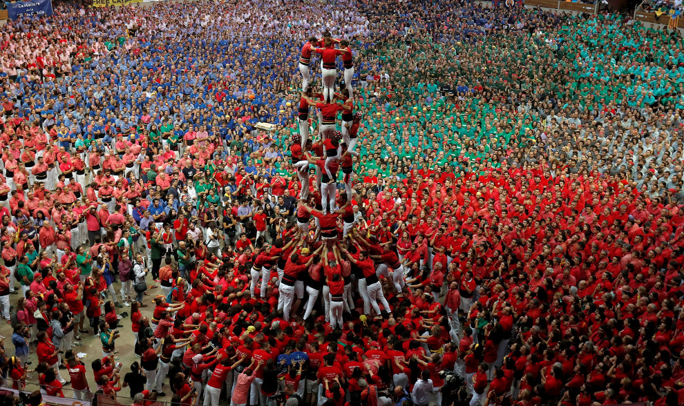 Испанские «башни» из людей Испанские «башни» из людей испания