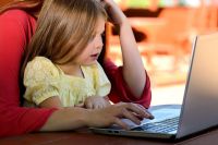 Родителям следует объяснить ребёнку, какая информация в Интернете может быть опасной.