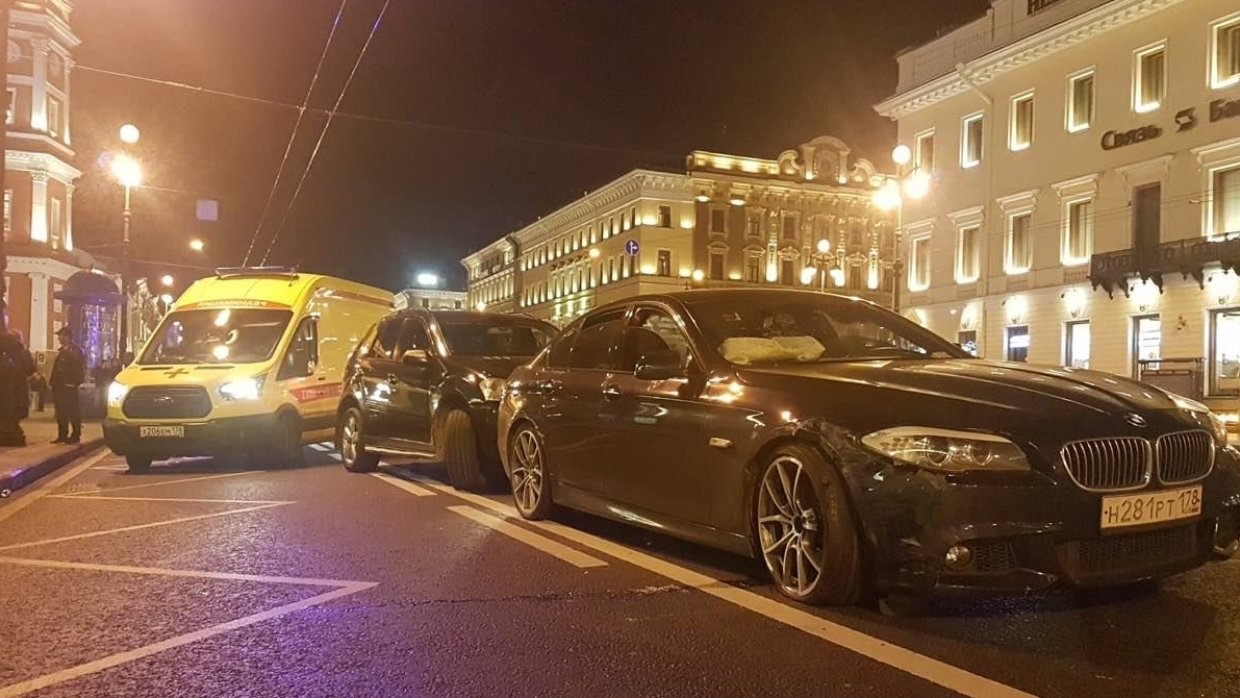 Момент наезда машины на остановку в центре Петербурга попал на видео 