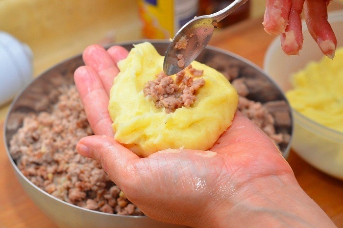 Из пюре получатся вкусные зразы с начинкой. / Фото: ockey.ru