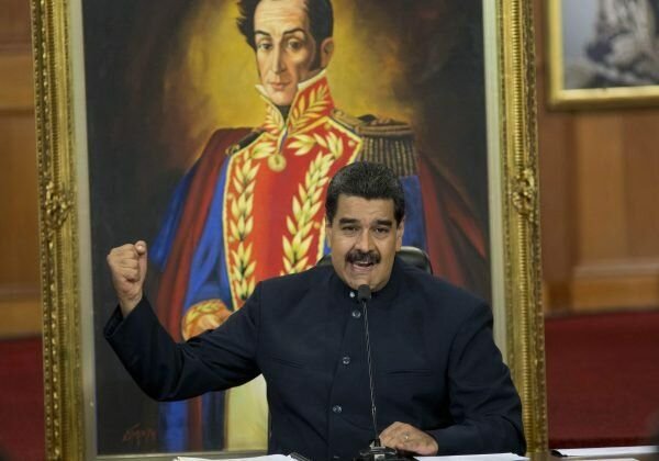 Идеи Симона Боливара популярны в Южной Америке. На фото президент Венесуэлы Мадуро выступает на фоне портрета Боливара/ © AP Images