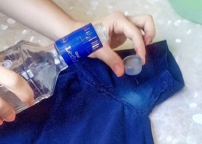 Для загрязнений на одежде темного цвета хорошо подойдет этиловый спирт / Фото: grange-studio.ru