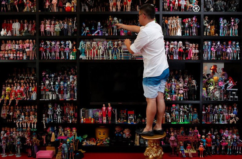 Цзянь Янь — мужчина, который еще подростком стал собирать различных кукол. Теперь у него их 6000, и две трети составляют любимые многими Барби в мире, вещи, коллекционер, коллекция, люди, удивительно