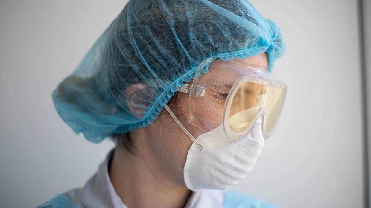 Роспотребнадзор указал на пугающую скорость распространения омикрон-штамма