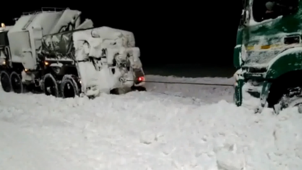 Военнослужащие Черноморского флота оказывают помощь в ликвидации последствий снегопада в Крыму