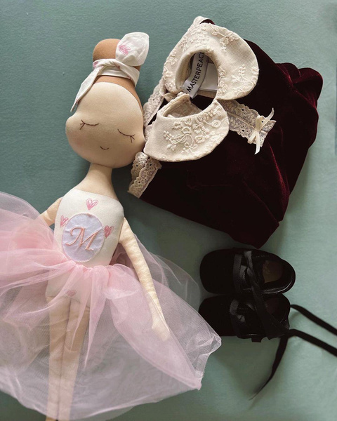 Фото из нельзяграма Брухуновой: куколка-балерина с вышитой заглавной буквой "М"  