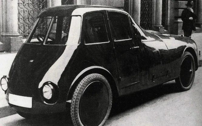 Напоследок – знаменитый аэродинамический шедевр инженера Ариэля Персу, построенный им в 1922-1923 годах. Автомобиль Персу стал первой попыткой создать «новую аэродинамику», убрав колёса внутрь обтекаемого корпуса. Персу ездил на своей машине вплоть до начала 60-х, а затем подарил её техническому музею в Бухаресте, где она (в довольно плохом состоянии, надо сказать), экспонируется по сей день.
