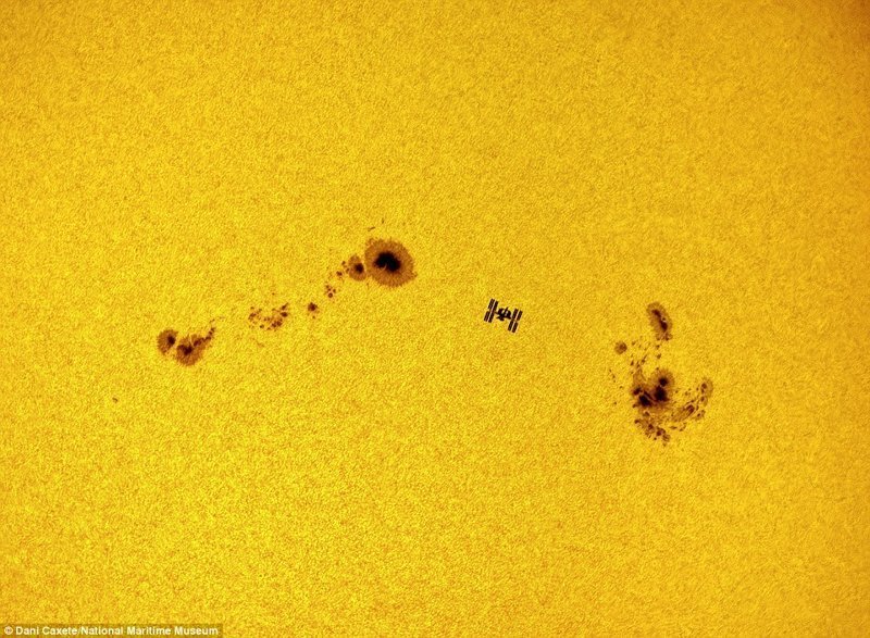 Международная Космическая станция между двумя солнечными пятнами, AR 12674 и AR 12673, во время транзита. Дани Каксете, Испания. астрономия, конкурс, космос, красиво, лучшее, планеты, фото, фотографы