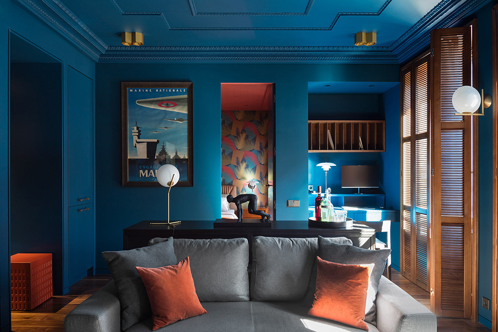 Глубокий синий в небольшой квартире дизайнера в Москве 