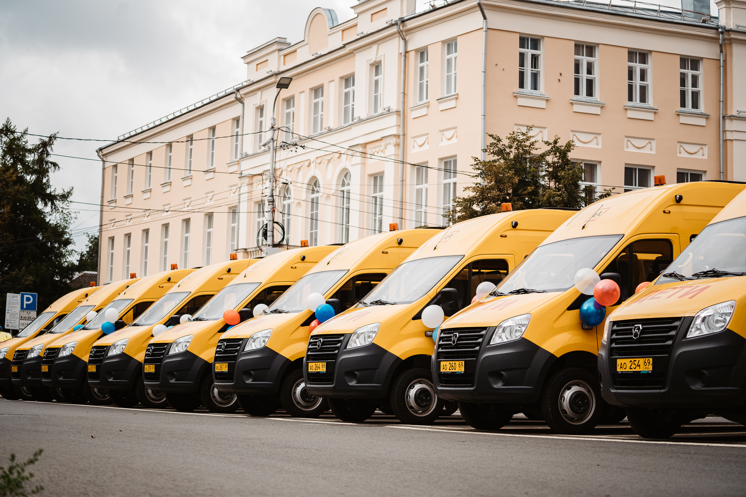 Игорь Руденя вручил главам округов Тверской области ключи от новых школьных автобусов