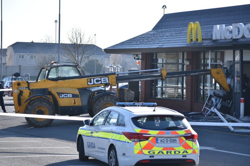 Попытка ограбления McDonald’s с экскаватором: что-то пошло не так ynews, ирландия, кража, ограбление, техника и жизнь