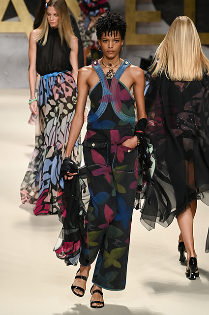 Неделя моды в Париже: улыбающиеся модели и вайб 1980-х на показе Chanel Неделя моды в Париже: улыбающиеся модели и вайб 1980-х на показе Chanel Новости моды