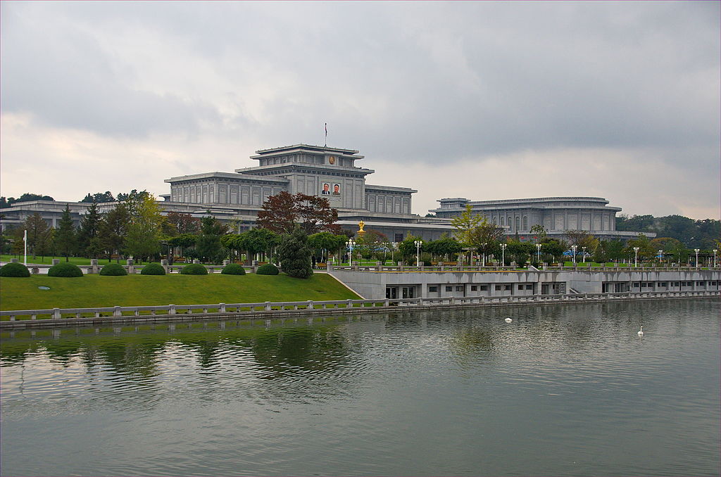 0990_-_Nordkorea_2015_-_Pjongjang_-_Mausoleum_(22950470746).jpg