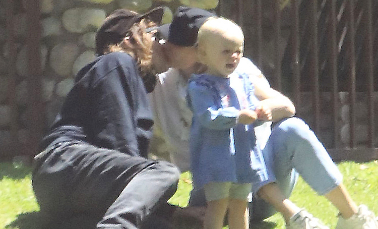 Диана Крюгер и Норман Ридус не скрывали своих чувств на пикнике с дочкой