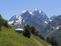 Клуб путешествий Павла Аксенова. Россия. Домбайская поляна. Flying Saucer on the hillside Moussa-Achitara, Dombay. Фото shap4 - Depositphotos