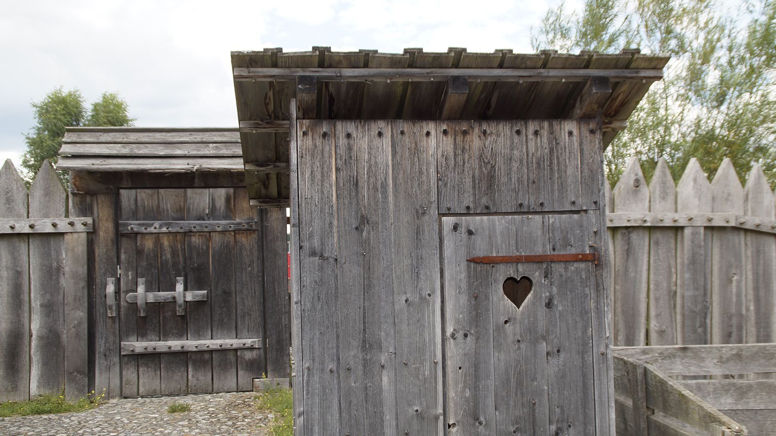 Глава Железноводска возмутился использованием туалетов на Алле любви в качестве мест для интима