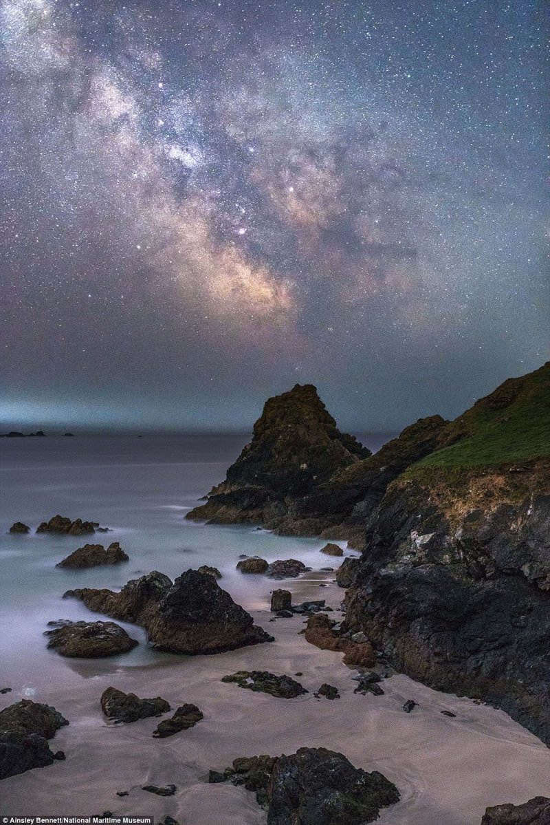 Млечный путь над бухтой Kynance Cove в Англии. Эйнсли Беннет, Великобритания. астрономия, конкурс, космос, красиво, лучшее, планеты, фото, фотографы