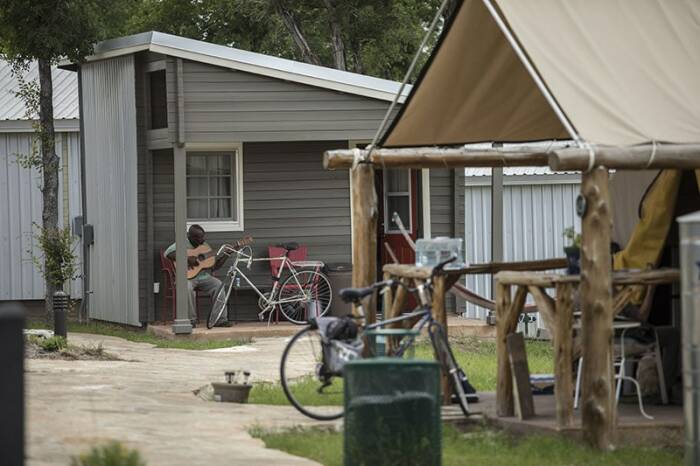 Деревня с крошечными домиками стала спасением для бездомных техасцев архитектура,жилье,общество