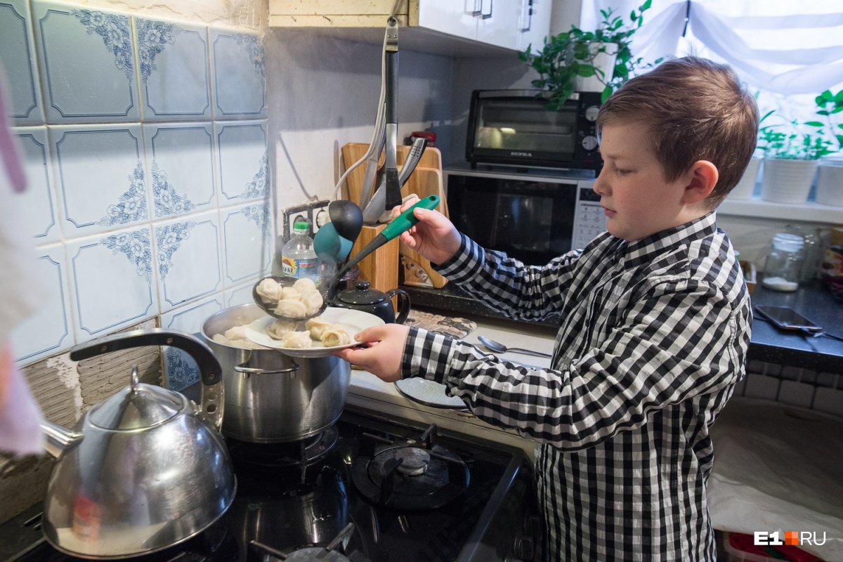 Пока мы разговаривали, дети сообщили, что проголодались, и сварили пельмени (нас тоже хотели накормить, но мы были неголодны)