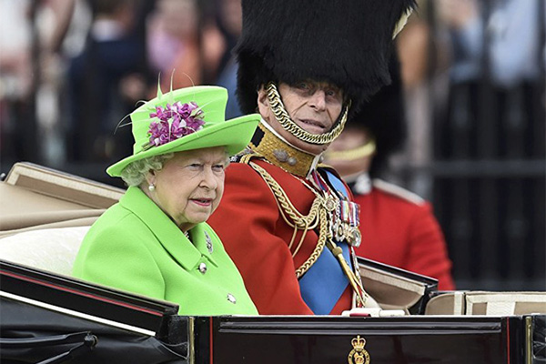 10 Зеленый костюм королевы Елизаветы II стал мемом