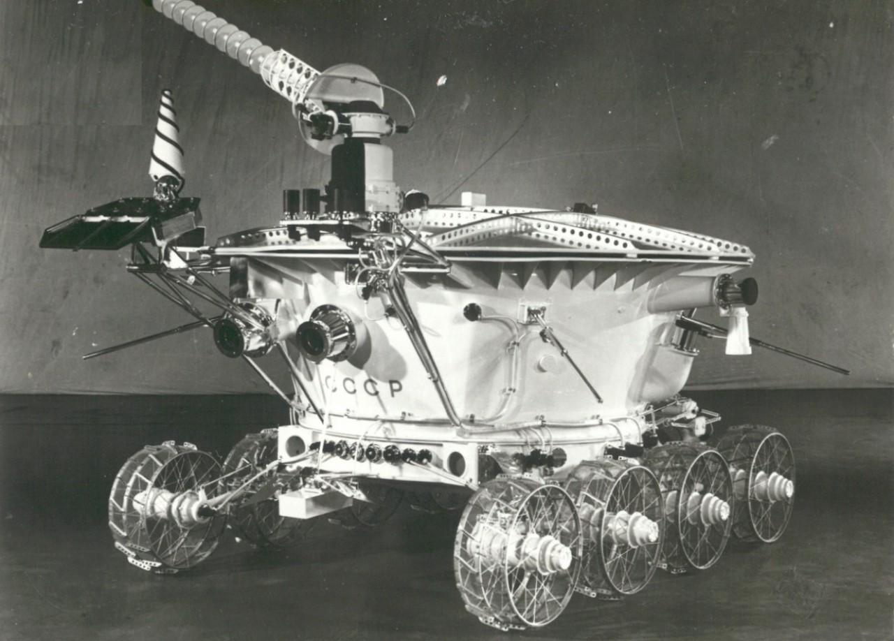 Первые космические роботы