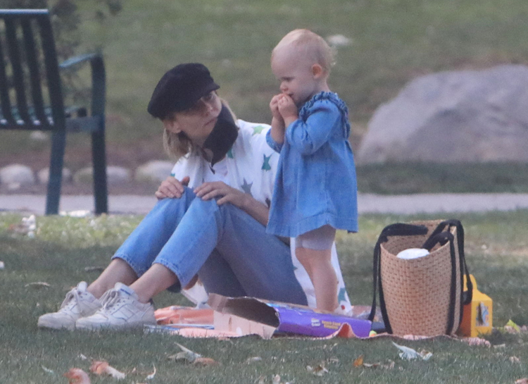 Диана Крюгер и Норман Ридус не скрывали своих чувств на пикнике с дочкой Диана Крюгер и Норман Ридус не скрывали своих чувств на пикнике с дочкой Звезды,Звездные пары