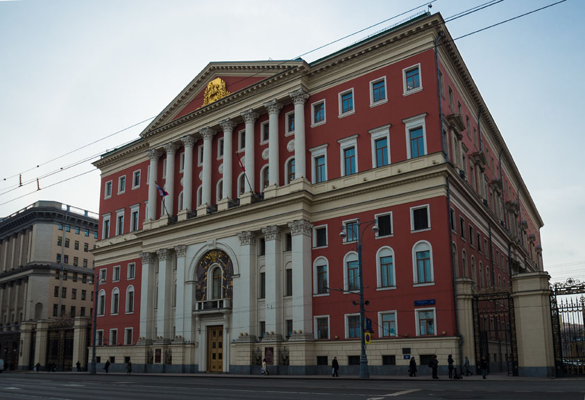 Перенесли здание. Дом Моссовета на Тверской. Здание Моссовета на Тверской улице. Здание Моссовета на Тверской. Передвижение. Здание мэрии Москвы Тверская улица.