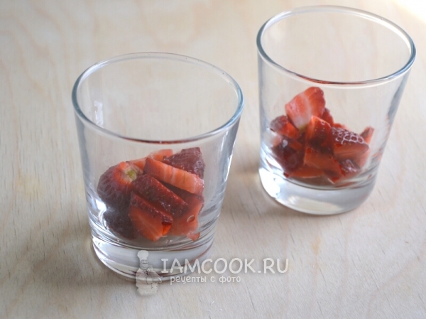 Положить в стаканы клубнику