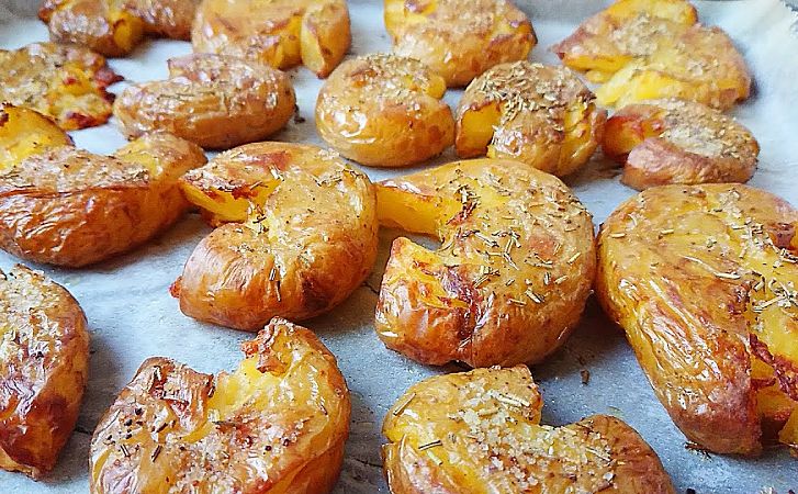 Давленная картошка в духовке. Гарнир разбирают быстрее мяса