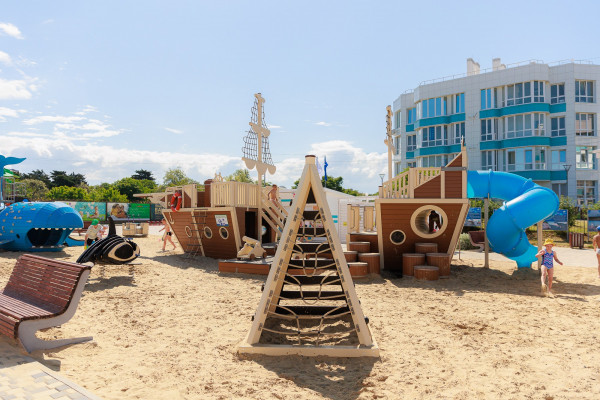 Севастопольский пляж «Адмиральская лагуна» преобразился к лету и бьёт рекорды посещаемости