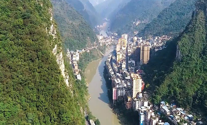 Чжаотун: на 2 улицах самого узкого города мира живет миллион человек, а вокруг отвесные горы