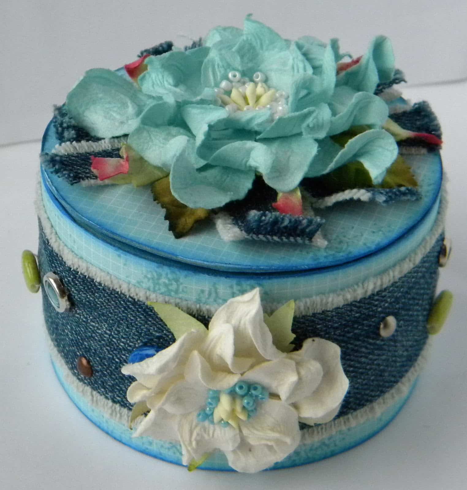 Делаем прелестную вещицу из того, что собрались выбрасывать Делаем прелестную вещицу из того, что собрались выбрасывать