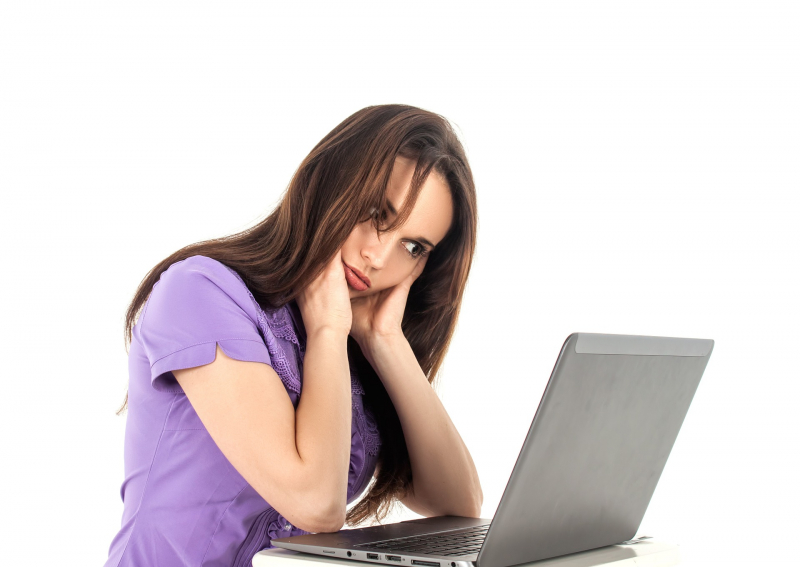 Болезнь может проявляться головной болью, плохим настроением (Фото: pixabay.com)