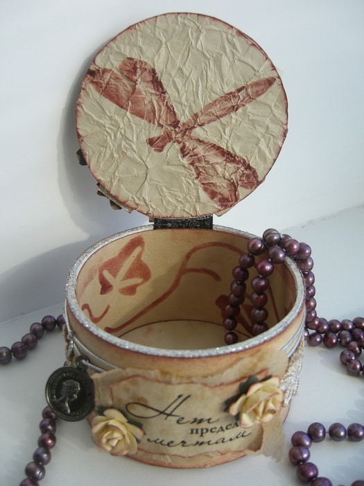 Делаем прелестную вещицу из того, что собрались выбрасывать Делаем прелестную вещицу из того, что собрались выбрасывать