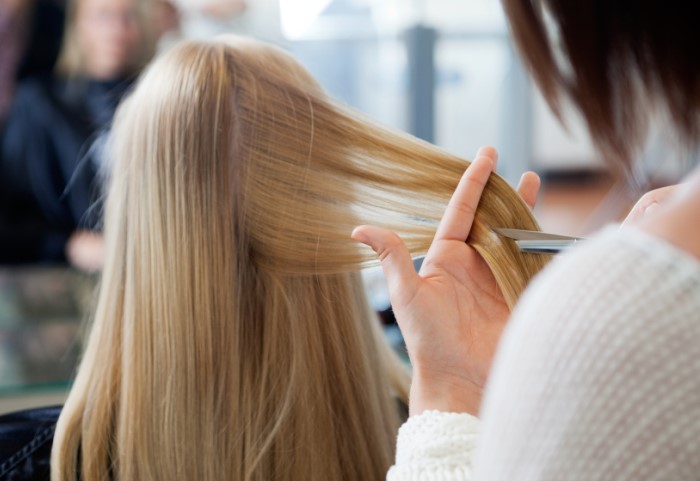 Сперва запишитесь к мастеру на укладку, чтобы оценить, как он работает и узнать больше информации / Фото: elleonora.ru