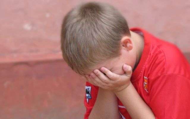 Проиграл на соревнованиях. Ребенок проиграл в спорте. Ребенок проиграл на соревнованиях. Ребенок проиграл на соревнованиях. Дети футболисты.