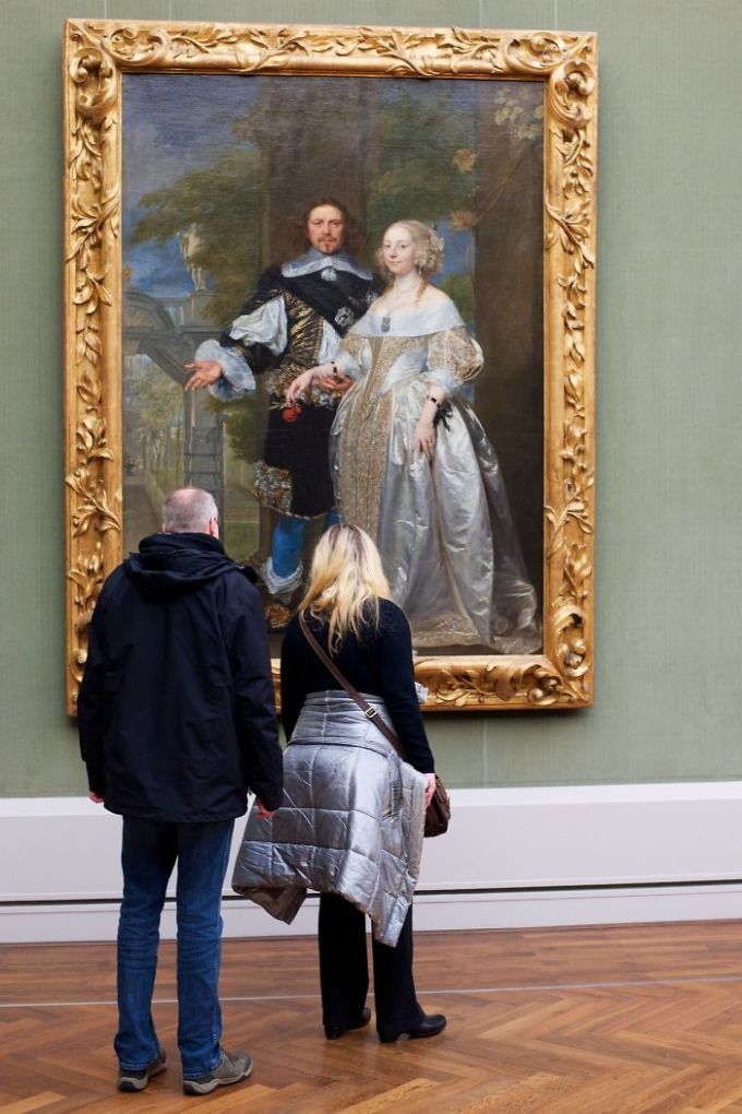 https://i0.wp.com/antipriunil.ru/wp-content/uploads/2017/10/Photographer-goes-through-the-museums-to-capture-the-similarities-between-the-paintings-and-the-visitors-and-the-result-will-impress-you-59e6fb4604802__700.jpg?resize=680%2C1020&ssl=1