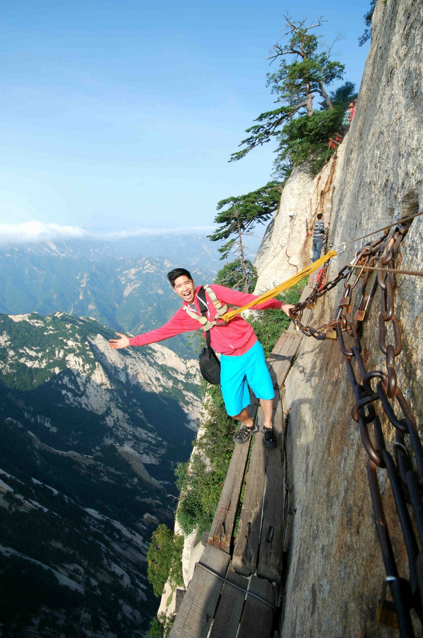 Тропа смерти (Huashan Mountain). Слабонервным лучше даже не смотреть. Тропа смерти (Huashan Mountain). Слабонервным лучше даже не смотреть.