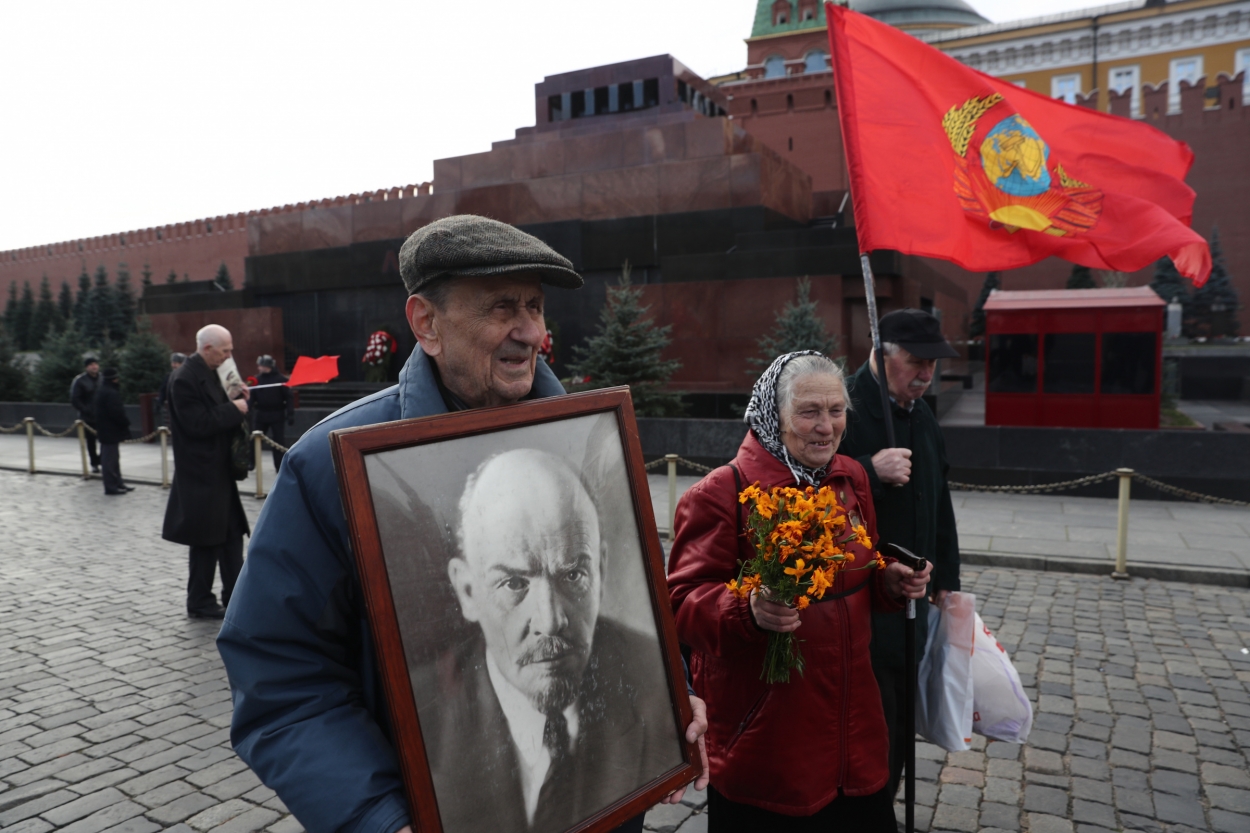 9 мая сталин. Мавзолей на день Победы. Портрет Сталина на 9 мая. Драпировка мавзолея Ленина на день Победы. Драпировка мавзолея на 9 мая.