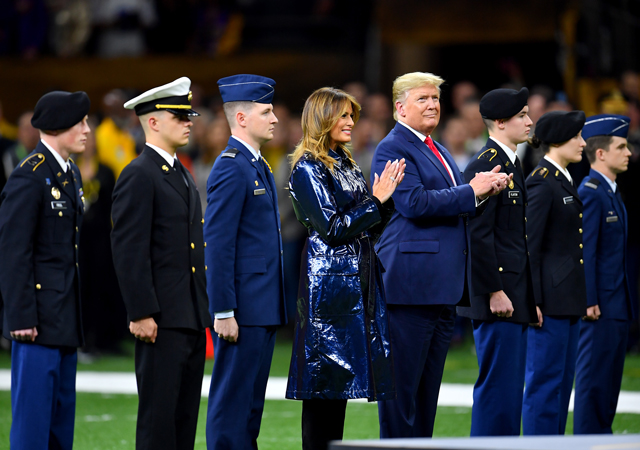 Винс Вон посмотрел футбольный матч с Дональдом и Меланией Трамп Винс Вон посмотрел футбольный матч с Дональдом и Меланией Трамп которые, выступают, Руффало, Болдуин, Роберт, Трампа, политики, против, Вчера, признавался, коллег, отличие, января, bubbaprog, Burke, Timothy, pictwittercomELMbDHZbZq—, другие, много, video