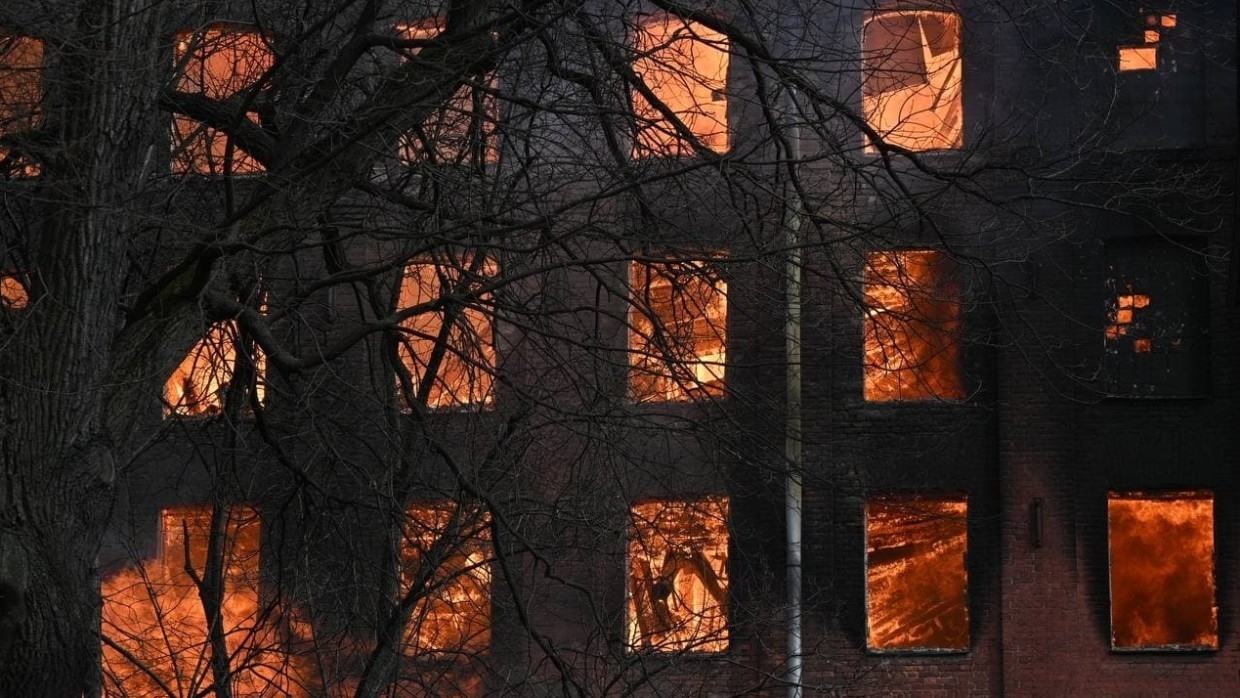 Кемеровские пожарные спасли трех детей из горящего здания