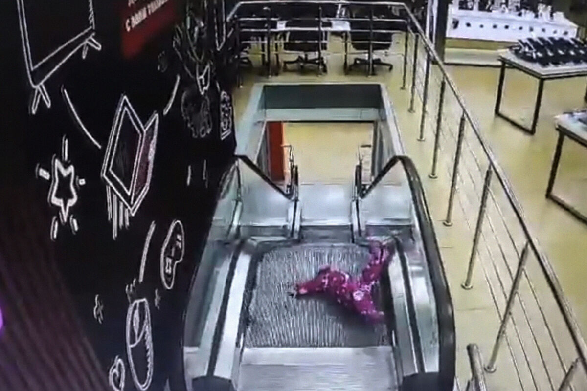 В Новосибирске в ТЦ ребенка защемил эскалатор